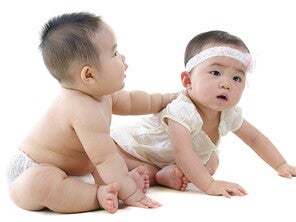 Kenapa Si Kecil Suka Sekali Menggigit Teman Mainnya