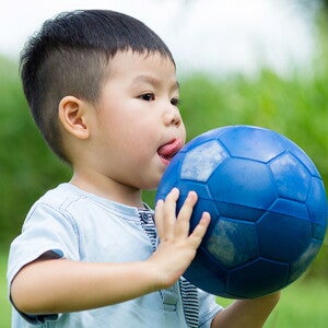 Stimulasi tepat dirumah untuk melatih koordinasi mata dan tangan