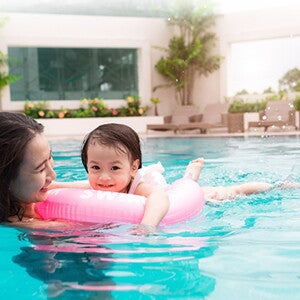 Menjaga Si Kecil di Taman Bermain dan Kolam Renang